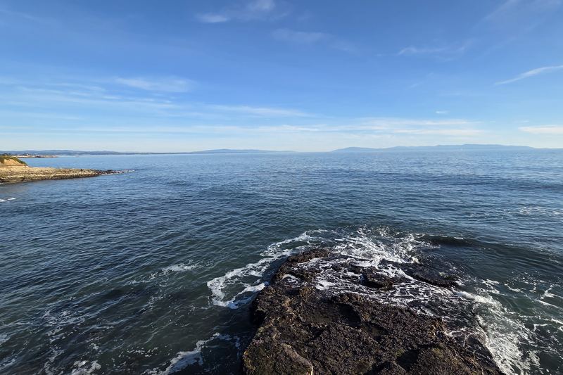Surf against the rocks